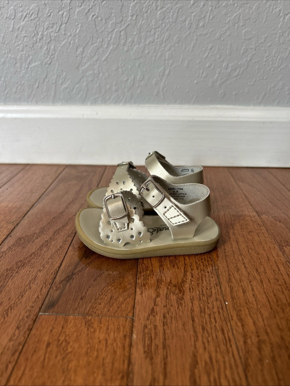 Footmates Ariel Sandals Leather Baby Girls Size 3 Gold